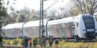 Zug bei Neuss evakuiert – rund 180 Fahrgäste betroffen Die Feuerwehr hat in Neuss mehr als 180 Menschen aus einem Zug gerettet.