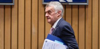 NRW-Innenminister Herbert Reul äußerte sich zum Vorfall in Bochum, bei dem ein Schuss auf eine Zwölfjährige fiel.