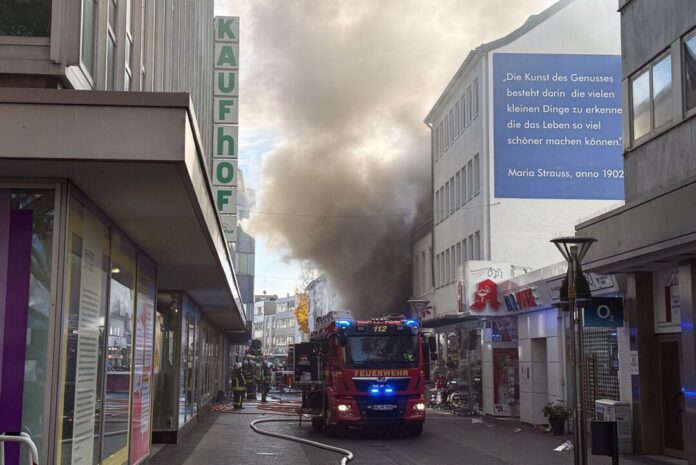 Zu einem Brand in einem Geschäft in der Krefelder Innenstadt sind zahlreiche Feuerwehrleute ausgerückt. (Archivbild)