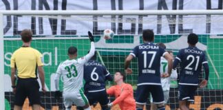 Ibrahima Sissoko (Nr. 6) schießt den Ball zum Bochumer 1:0 ins Fürther Tor. 