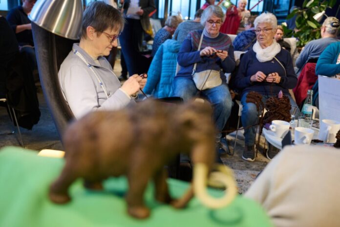Strickcafé in Essen Die Teilnehmerinnen und Teilnehmer der Aktion im Ruhrmuseum wollen ein zwei Meter hohes Mammut in Wolle ummanteln - und damit einen Weltrekord brechen.