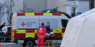 Zahlreiche Rettungswagen und Polizeifahrzeuge waren in der Nähe der Berufsschule postiert. 