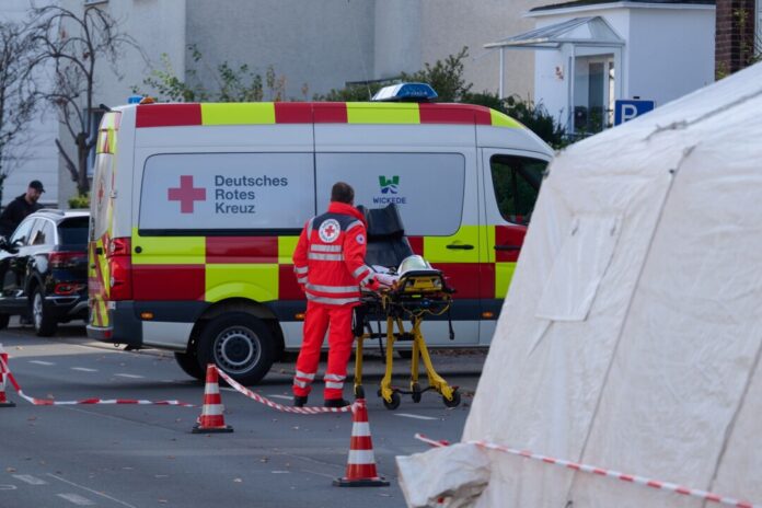 Zahlreiche Rettungswagen und Polizeifahrzeuge waren in der Nähe der Berufsschule postiert. 