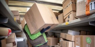 Ganz schön viel zu tun: ein Paketbote bei der Arbeit.