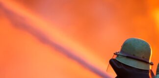 In einem Laden in der Krefelder Innenstadt wütet ein Feuer. (Symbolbild) 