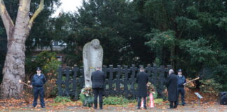 Gedenken und Mahnung am Volkstrauertag Kranzniederlegung am Mahnmal, Bild: Alexander Heinz