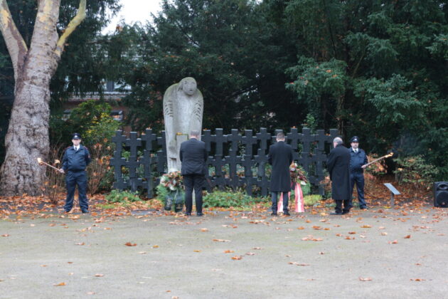 Kranzniederlegung am Mahnmal, Bild: Alexander Heinz