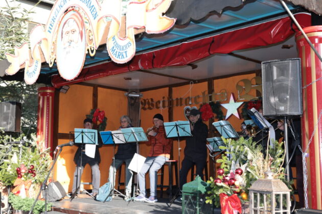 Der CVJM Posaunenchor hat die Eröffnung des Weihnachtsmarktes musikalich eingeleitet, Bild: Alexander Heinz