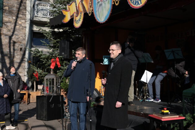 Stefan Gille und Bürgermeister Patrick Anders eröffnen den Markt mit vielen Hinweisen auf das Programm, Bild: Alexander Heinz