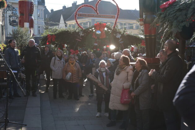 Staundende Besucher beim Einschalten des Lichts auf dem Weihnachtsmarkt, Bild: Alexander Heinz