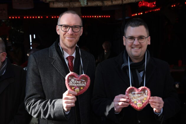 Jan Heinisch, MdL, und Bürgermeister Patrick Anders wünschen eine schöne Weihnachtszeit, Bild: Alexander Heinz