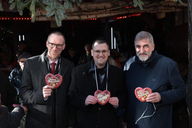 Jan Heinisch, MdL, Bürgermeister Patrick Anders und Stefan Gille wünschen eine schöne Weihnachtszeit, Bild: Alexander Heinz