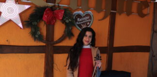 Anoush und ihre Violine bei der Eröffnung des Marktes, Bild: Alexander Heinz