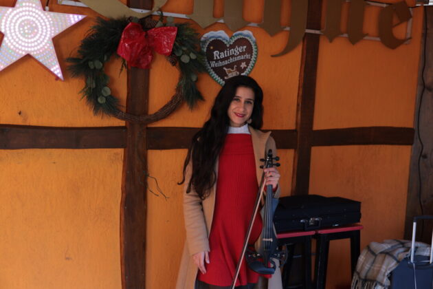 Anoush und ihre Violine bei der Eröffnung des Marktes, Bild: Alexander Heinz