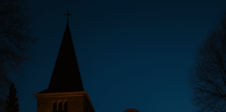 Direkt neben der Adolf Clarenbach Kirche im Gemeindehaus wird der neue Defibrillator zu finden sein, Bild: Alexander Heinz