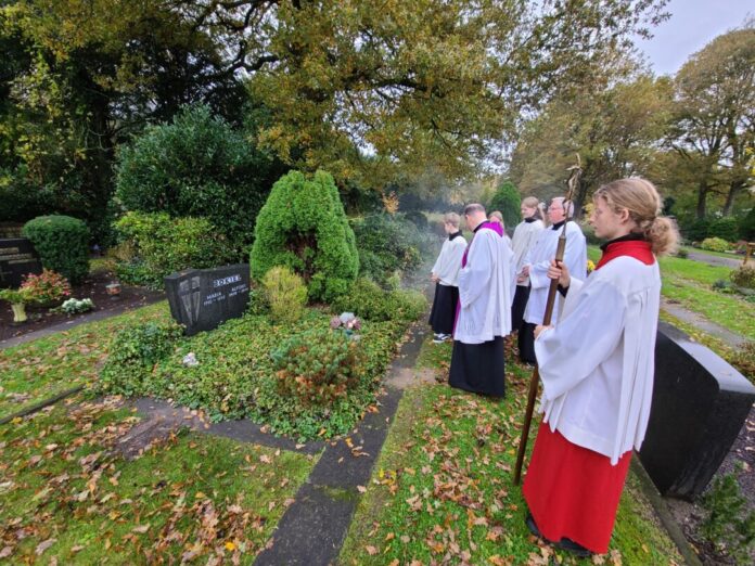 Gräbersegnung zu Allerheiligen, Bild: Michael Wiesenhöfer