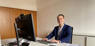 Mettmanns neuer Bürgermeister legt los: “Effiziente, bürgernahe Lösungen entwickeln” André Bär an seinem neuen Arbeitsplatz im Mettmanner Rathaus. Foto: Kreisstadt Mettmann