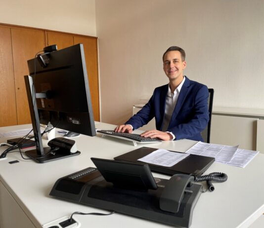 Schließung von Mettmanner Geburtshilfe: „Weckruf an die Gesundheitspolitik“ André Bär an seinem Arbeitsplatz im Mettmanner Rathaus. Foto: Kreisstadt Mettmann
