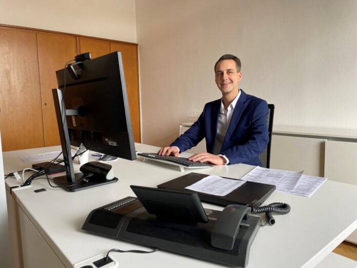 André Bärs erster Arbeitstag André Bär an seinem neuen Arbeitsplatz im Mettmanner Rathaus. Foto: Kreisstadt Mettmann