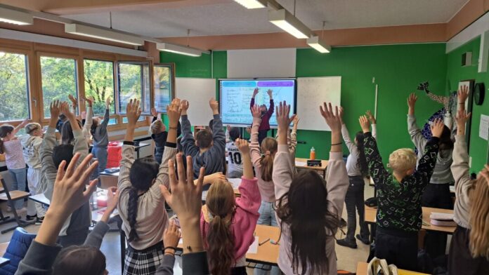 Anke Weckbecker_ Bewegungsübungen mit der 5b Praxisnah, lebendig und zukunftsorientiert haben sich die diesjährigen Methodentage am Ratinger Gymnasium präsentiert. Foto: privat