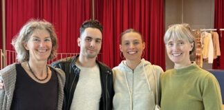 „Loverboys“: Präventions-Theater rüttelt Düsseldorfer Schülerinnen auf Die Leiterin des Forumtheaters, Friederike Wilkens-von Hein, mit der dieDirektorin der Katholischen Hauptschule St.-Benedikt, Gerlinde Schulte-Kramm (r.), und den beiden Hauptdarstellern des Theaterstücks. Foto: Rotary Club Neandertal