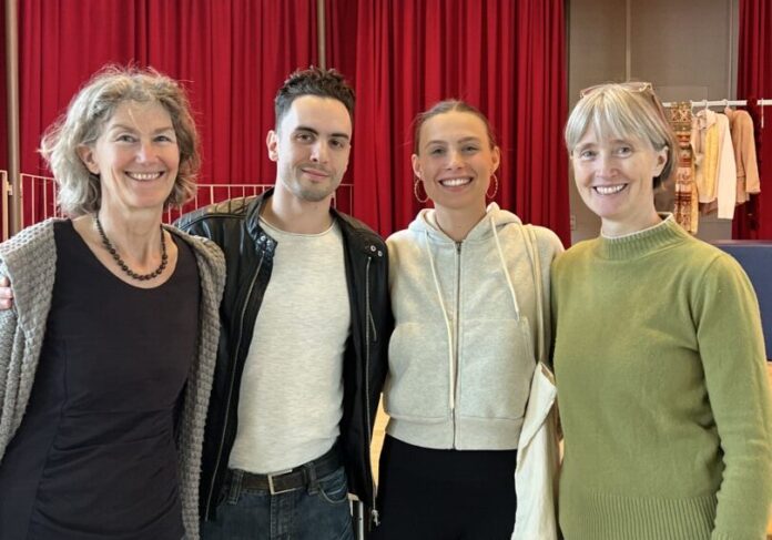 Aufführung_Loverboy_1 (1) Die Leiterin des Forumtheaters, Friederike Wilkens-von Hein, mit der dieDirektorin der Katholischen Hauptschule St.-Benedikt, Gerlinde Schulte-Kramm (r.), und den beiden Hauptdarstellern des Theaterstücks. Foto: Rotary Club Neandertal