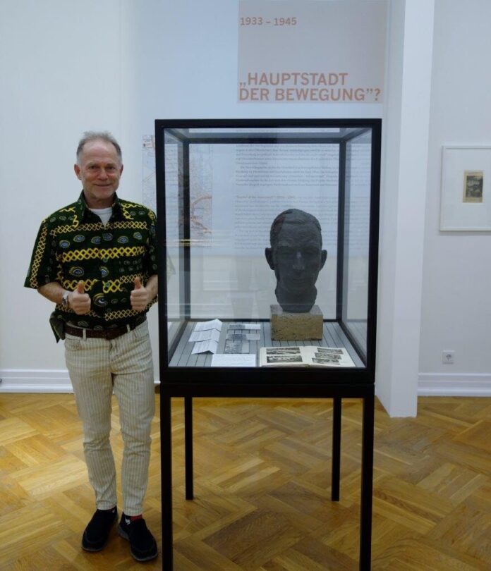 Michael Baaske und die Portraitplastik, Bild: Privat