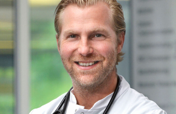 Bansemir-Lars_1-1 Chefarzt Dr. med. Lars Bansemir und sein Team informieren und führen durch die Räume des neuen kardiologischen Interventionszentrums am Helios Klinikum Niederberg. Foto: Helios/Michael Mutzberg