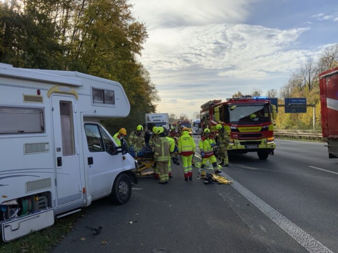 Einsatzkräfte vor Ort auf der A3. Foto: Feuerwehr Ratingen Einsatzkräfte vor Ort auf der A3. Foto: Feuerwehr Ratingen