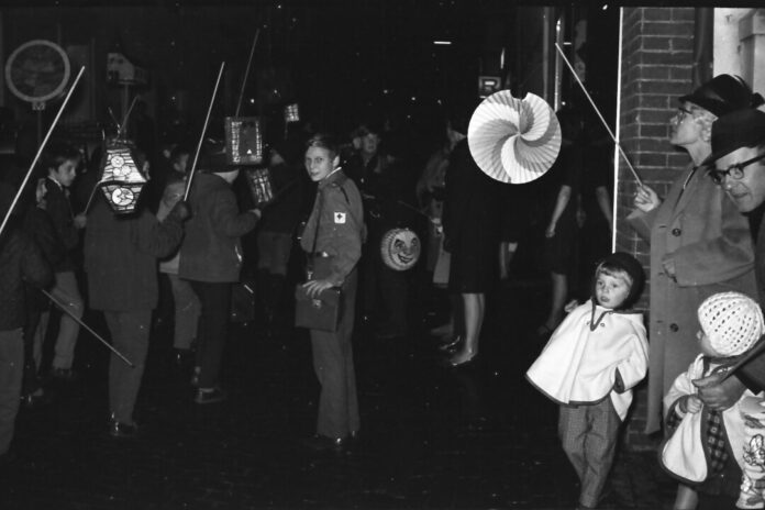 Bild49 Martinsumzüge in Ratingen gab es schon als die Fotos noch nicht Bunt waren, Bild: Helmut Fuhr (ca. 1965)