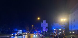 Während des laufenden Einsatzes der Feuerwehr Mettmann wurde die Talstraße voll gesperrt. Foto: FW Mettmann