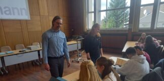 Stadtarchivar Marinko Betker und Jacqueline Muhlack mit Schülerinnen und Schülern des Konrad-HeresbachGymnasiums. Foto: Kreisstadt Mettmann