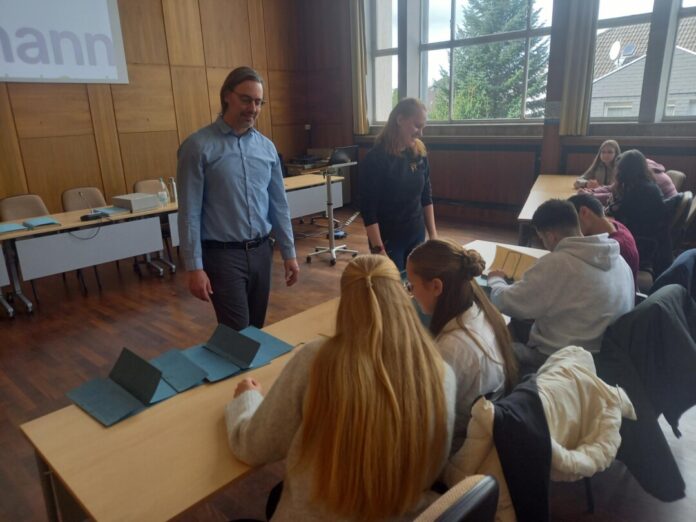 Stadtarchivar Marinko Betker und Jacqueline Muhlack mit Schülerinnen und Schülern des Konrad-HeresbachGymnasiums. Foto: Kreisstadt Mettmann