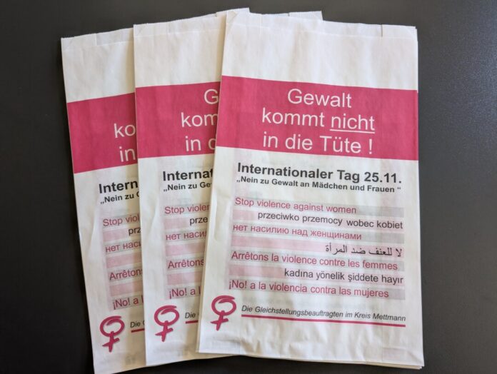 131.000 dieser Brötchentüten werden am 25. November im gesamten Kreis Mettmann ausgegeben. Foto: Kreisstadt Mettmann