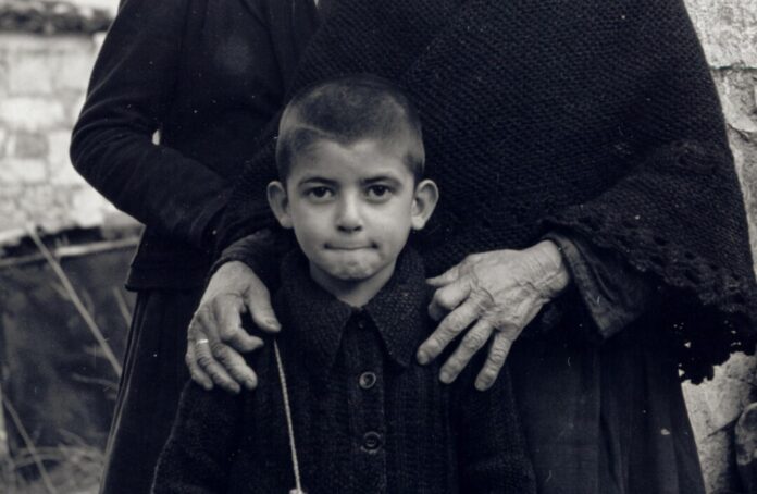 Der-junge-Argyris-Foto-Fontana-Film Der Dokumentarfilm „Ein Lied für Argyris“ begleitet einen Überlebenden des Massakers von Distomo auf seiner Suche nach Frieden. Foto: Fontana Film