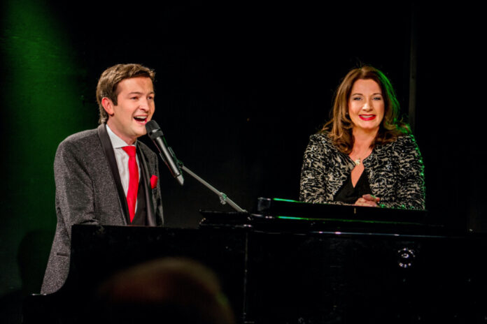 Gabriela Benesch und Alex Parker auf der Bühne. Foto: www.beneschfurrer.com