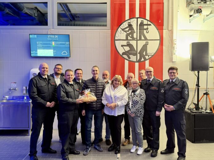 Einweihung Geräte haus Obschwarzbach Zur Einweihung des Gerätehauses der Löschgruppe Obschwarzbach gab es eine kleine, interne Feier. Foto: Kreisstadt Mettmann