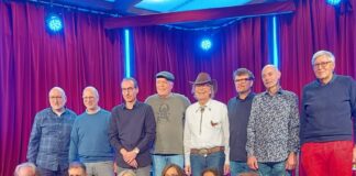 „Unterwegs“ im Freizeithaus West begeistert Publikum Das Ensemble an diesem Abend im Freizeithaus, Bild: Eberhard Waiz