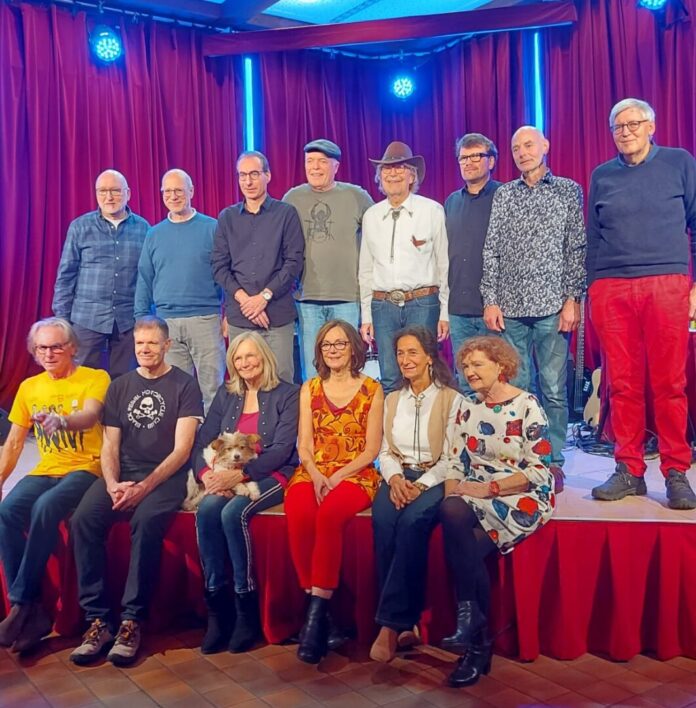 Das Ensemble an diesem Abend im Freizeithaus, Bild: Eberhard Waiz