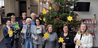 Das Team um Regina Wedding (2. von links) schmückt den Wunschbaum der Kreissparkasse Düsseldorf am Hochdahler Markt. Foro: Kreissparkasse