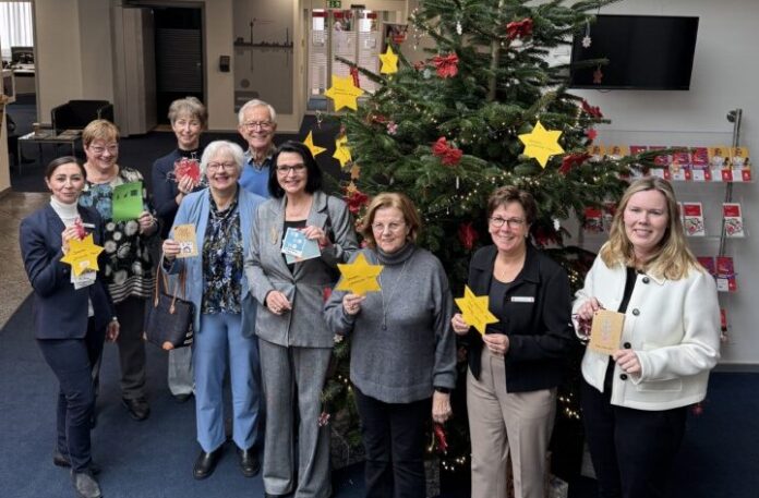 Das Team um Regina Wedding (2. von links) schmückt den Wunschbaum der Kreissparkasse Düsseldorf am Hochdahler Markt. Foro: Kreissparkasse
