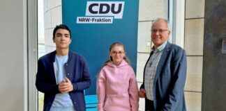 Schüler aus Velbert und Wuppertal beim Jugendlandtag NRW Leah-Maria Sophie Ellerbrok mit Leandros Filippos Christakis und dem Landtagsabgeordneten Martin Sträßer (CDU). Foto: Büro Sträßer