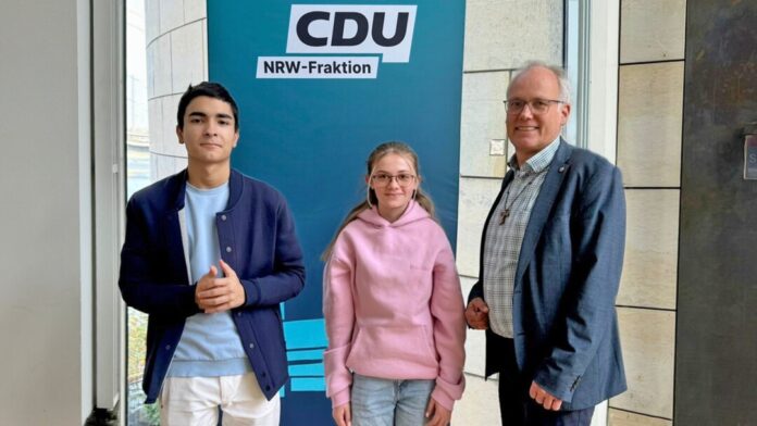 Leah-Maria Sophie Ellerbrok mit Leandros Filippos Christakis und dem Landtagsabgeordneten Martin Sträßer (CDU). Foto: Büro Sträßer Leah-Maria Sophie Ellerbrok mit Leandros Filippos Christakis und dem Landtagsabgeordneten Martin Sträßer (CDU). Foto: Büro Sträßer