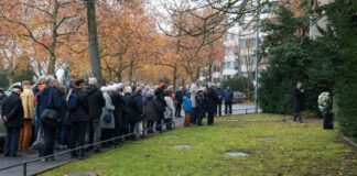 Gruppe vor dem Jüdischen Friedhof an der Werdener Straße, Bild: Alexander Heinz