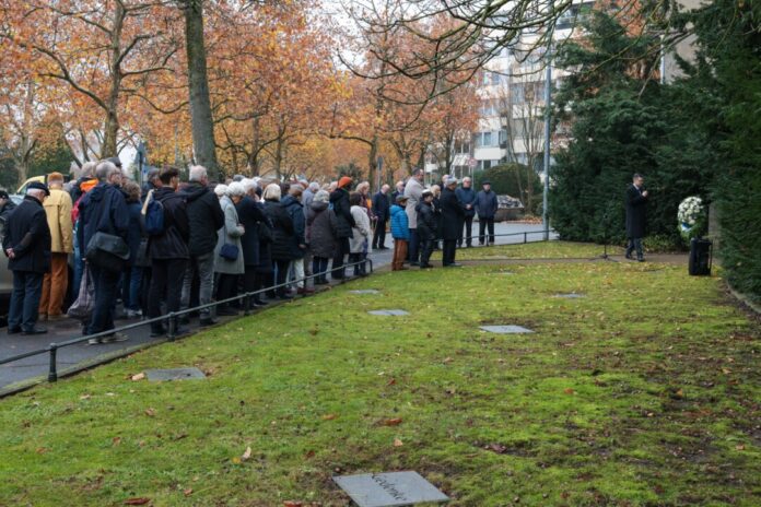 Gruppe vor dem Jüdischen Friedhof an der Werdener Straße, Bild: Alexander Heinz