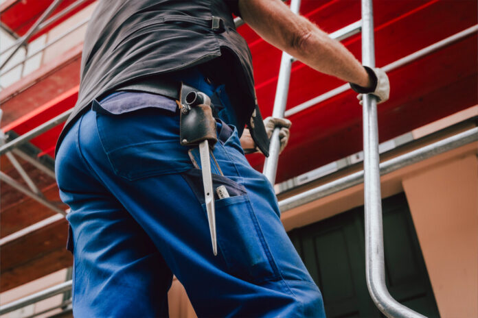 Klettert an den Häusern hoch hinaus: der Gerüstbauer. Auch beim Lohn geht es für ihn jetzt nach oben, sagt die IG BAU Düsseldorf. Foto: IG BAU/Tobias Seifert