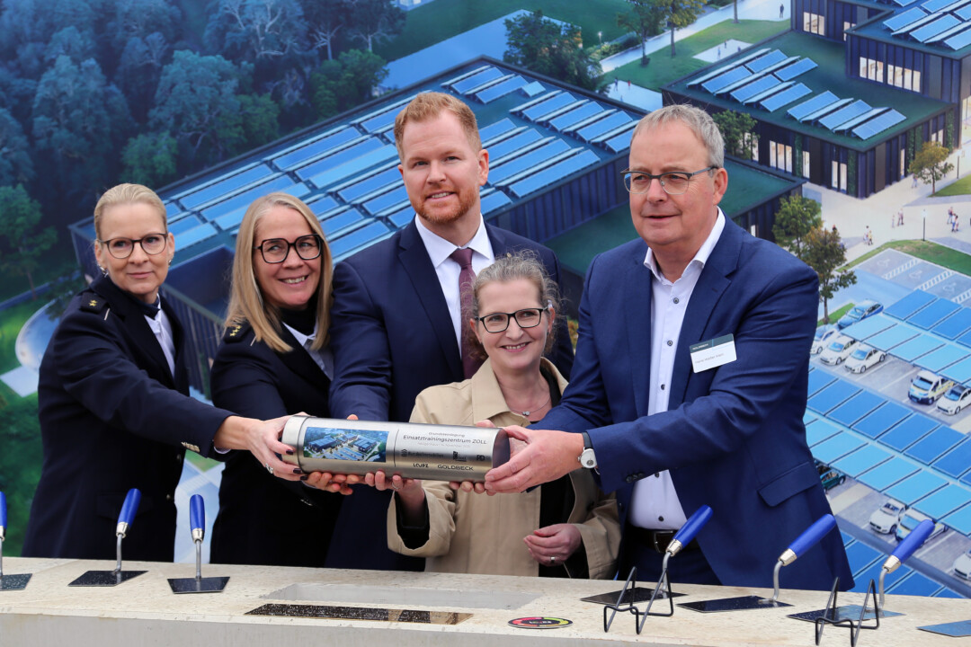 Feierten gemeinsam die Grundsteinlegung in Heiligenhaus (von links): Svenja Gudehus (Generalzolldirektion), Bernadette Bader (Hauptzollamt Düsseldorf), Björn Kerkmann (Bürgermeister Heiligenhaus), Meike Bücker-Gittel (BImA), Hans Walter Klein Goldbeck). Foto: Bundesanstalt für Immobilienaufgaben (BImA)