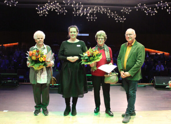 Den zweiten Platz des Heimatpreises teilten sich Beate Könn (2. v. r.) und Eva Mulder (1. v. l.) vom den DRK Blutspendendienst Erkrath. Andreas Kuchenbecker, Leiter der Steuerungsgruppe Fairtrade-Stadt (1.v.r.), überreichte einen Präsentkorb. Die Laudatio sprach Lena Hemp, stellvertretende Bürgermeisterin. Foto: Stadt Erkrath