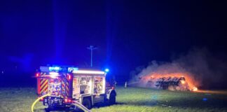 Feuer auf Reiterhof im Kreis Mettmann: Polizei vermutet Brandstiftung Vermutlich Brandstiftung: 200 brennende Heuballen in Monheim am Rhein. Foto: Polizei