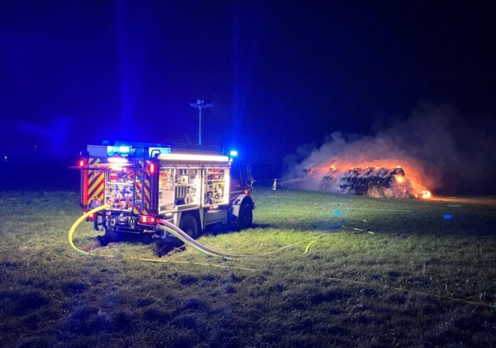 Vermutlich Brandstiftung: 200 brennende Heuballen in Monheim am Rhein. Foto: Polizei Vermutlich Brandstiftung: 200 brennende Heuballen in Monheim am Rhein. Foto: Polizei